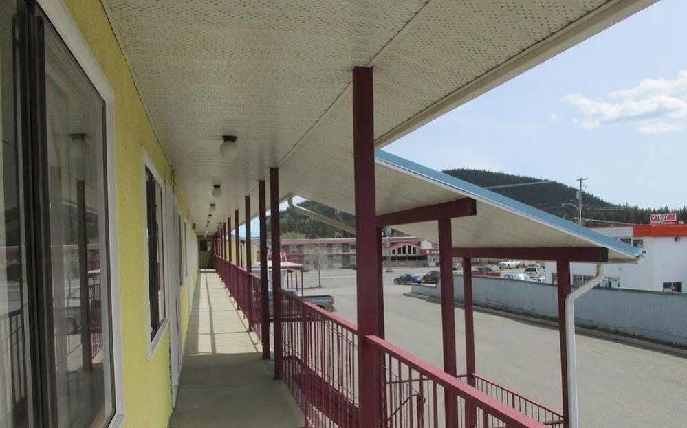 Westwood Motel 100 Mile House Exterior photo