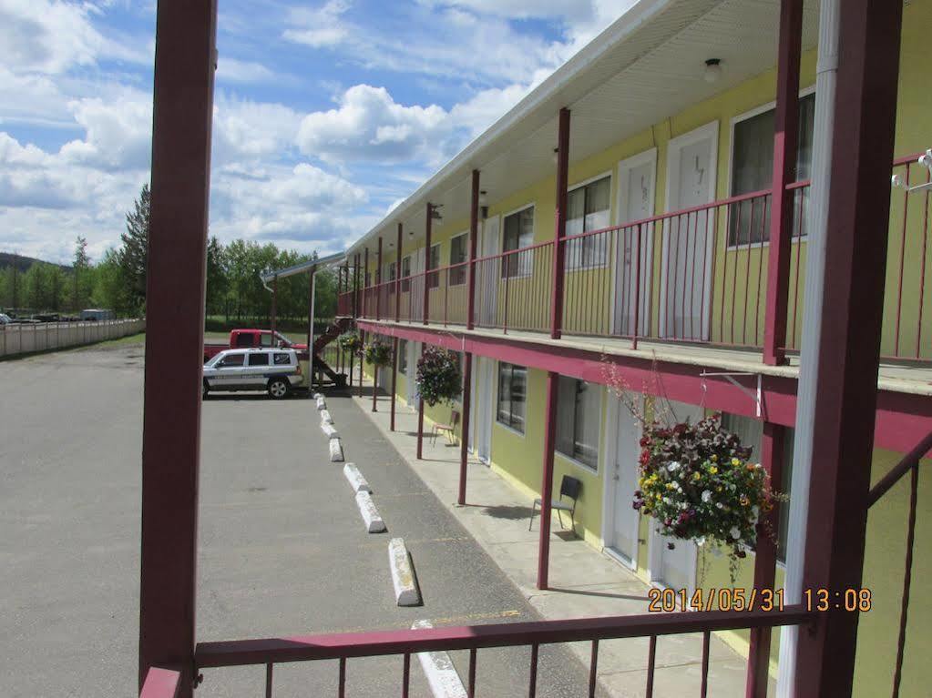 Westwood Motel 100 Mile House Exterior photo