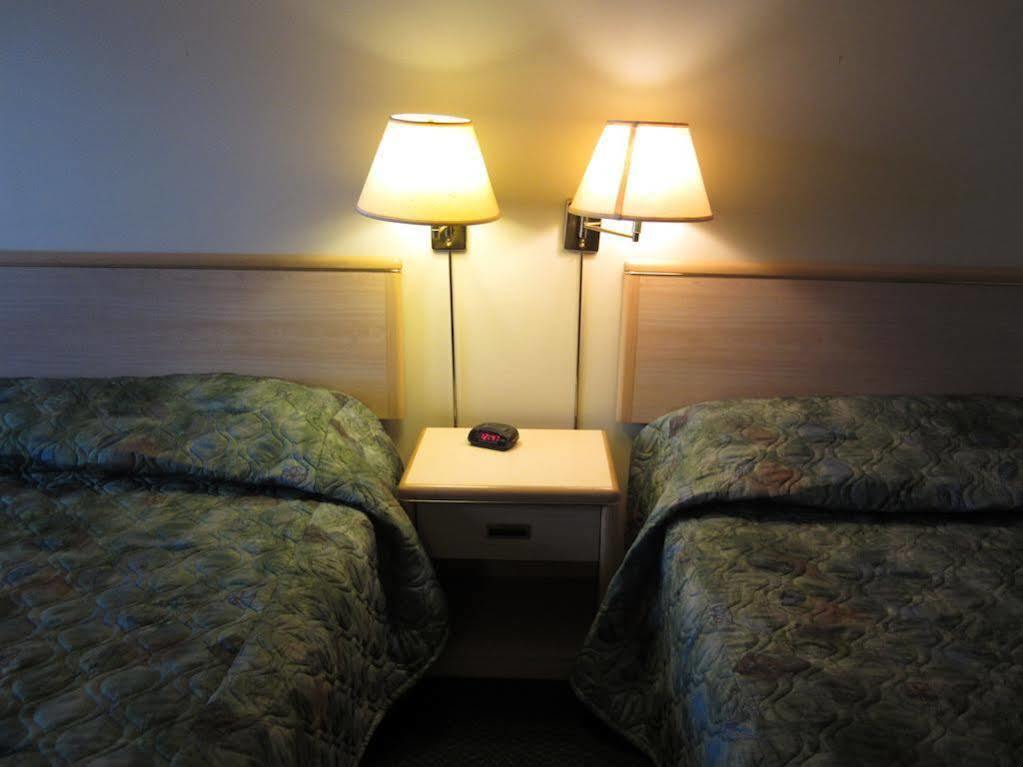 Westwood Motel 100 Mile House Exterior photo